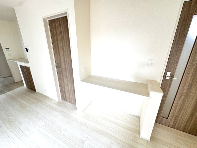 ブルーミングガーデン前橋市後家町３棟　3号棟　の収納|リビングにはカウンターがあります