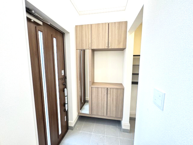 ブルーミングガーデン前橋市後家町３棟　3号棟　の玄関|収納もある玄関です。