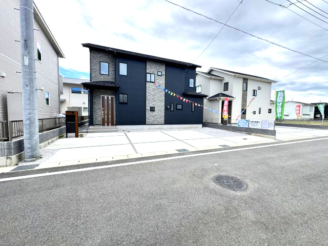 ブルーミングガーデン前橋市後家町３棟　3号棟　の前面道路含む現地写真|前面道路も広々していて開放的な立地です。