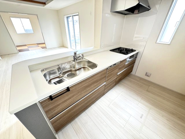 ブルーミングガーデン前橋市後家町３棟　3号棟　のキッチン|人気のカウンターキッチン採用です☆ゴミ出しに便利な勝手口付き
コンロも３口ご用意しています！調理スペースも広くストレスなくお料理できます。
浄水器つきなので美味しいお水も飲めますよ♪