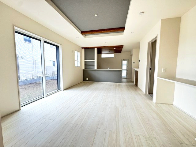 ブルーミングガーデン前橋市後家町３棟　3号棟　の居間・リビング|人気の対面式キッチンを配した空間はお好みの家具も合わせやすく、家族がくつろぐ快適な空間造りをサポート。窓からは明るい陽光が差し込みます。折り上げ天井のおしゃれなリビングです♪