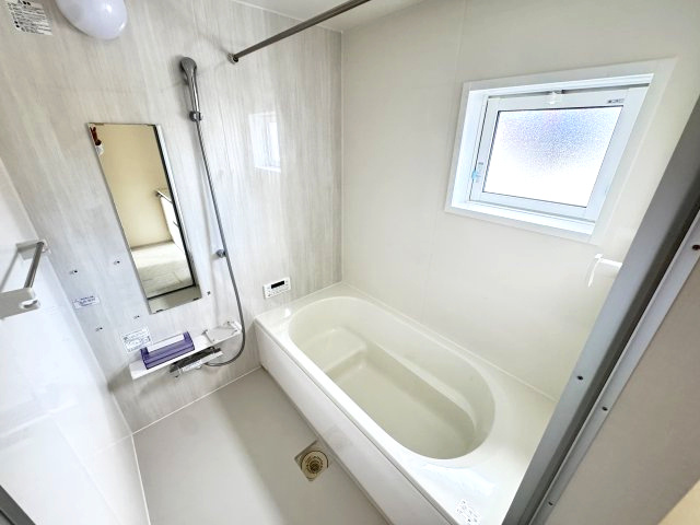 ブルーミングガーデン前橋市後家町３棟　3号棟　の浴室|１坪タイプのフルオートバスです！
足を延ばして入れる広さなので一日の疲れも癒されますよ♪
室内物干しや浴室乾燥機もあるのでお天気の悪い日にはランドリースペースとしてもご利用できます！