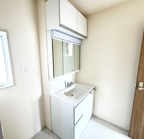 ブルーミングガーデン前橋市後家町３棟　3号棟　の独立洗面台|シャワー水栓付き洗面台で朝の身支度もバッチリです！
洗面台には収納スペースもあり洗面室もすっきり片付きますよ！