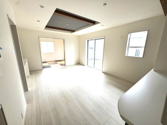 ブルーミングガーデン前橋市後家町３棟　3号棟　の居間・リビング|19帖リビング♪カウンターキッチンなのでお料理をしながら会話もできます。
夕食の支度をしながら、お子様の様子も見られて自然と会話も増えますよ♪
