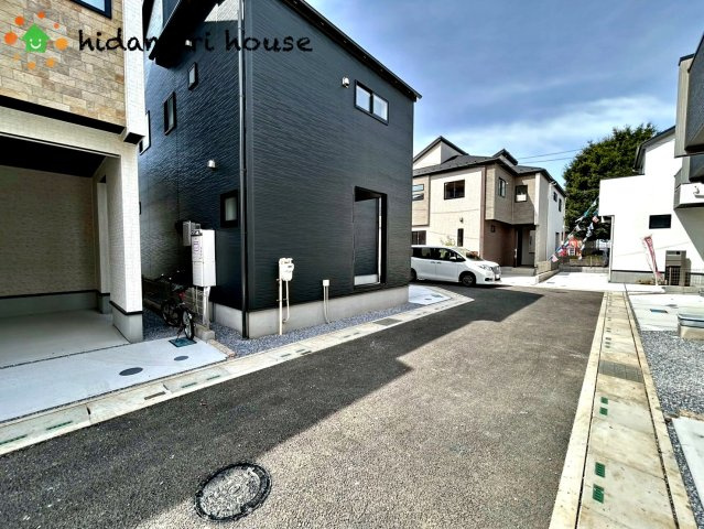 見沼区東大宮3丁目　新築戸建　ブルーミング07の前面道路含む現地写真