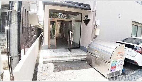 ラ・シャンブルのエントランス|建物の内部です