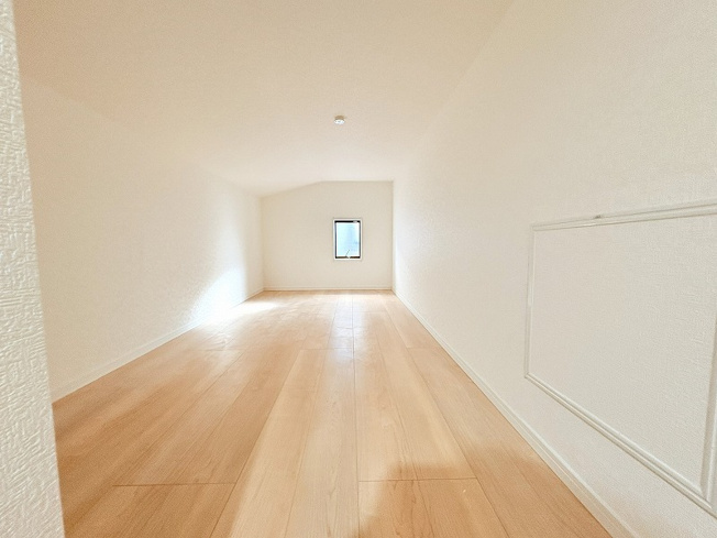 【収納】 | 新座市栄5丁目　新築一戸建住宅　全1棟　（保谷店） | 季節のお洋服や家電などたくさん収納できる小屋裏収納