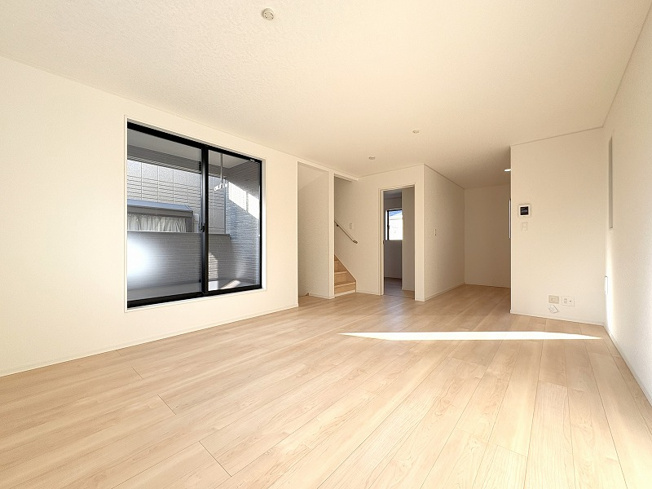 【居間・リビング】 | 新座市栄5丁目　新築一戸建住宅　全1棟　（保谷店） | 暮らしの中心となるリビングは、ご家族で心地良く過ごせる空間に