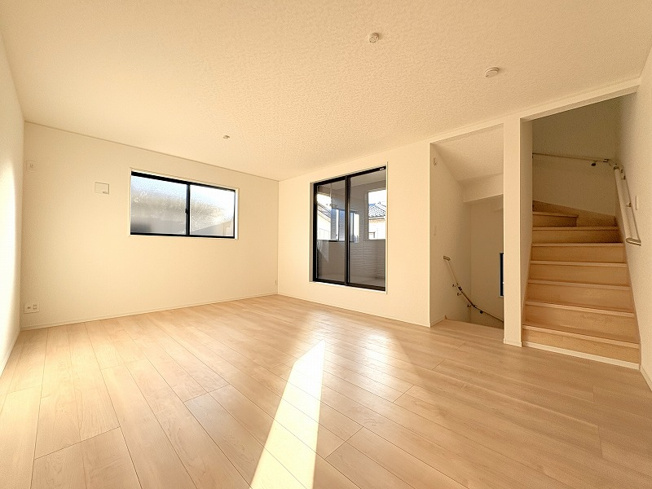 【居間・リビング】 | 新座市栄5丁目　新築一戸建住宅　全1棟　（保谷店） | 2階に設計されている為、人目が気にならず快適