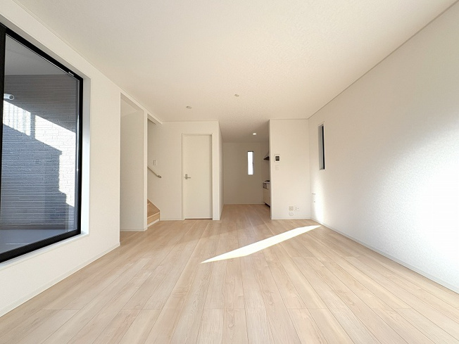 【居間・リビング】 | 新座市栄5丁目　新築一戸建住宅　全1棟　（保谷店） | 落ち着いた色味のクロスとフローリングでほっと一息つける空間