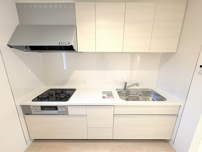 【キッチン】 | 新座市栄5丁目　新築一戸建住宅　全1棟　（保谷店） | お手入れしやすく使い勝手のいいガスコンロ
