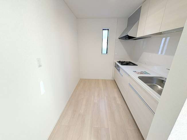 【キッチン】 | 新座市栄5丁目　新築一戸建住宅　全1棟　（保谷店） | 窓のあるキッチンで毎日が明るく快適に