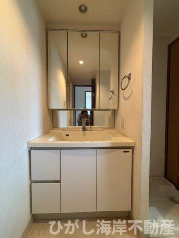 カインドステージ湘南辻堂の独立洗面台|収納たっぷり三面鏡♪朝の身支度も快適に