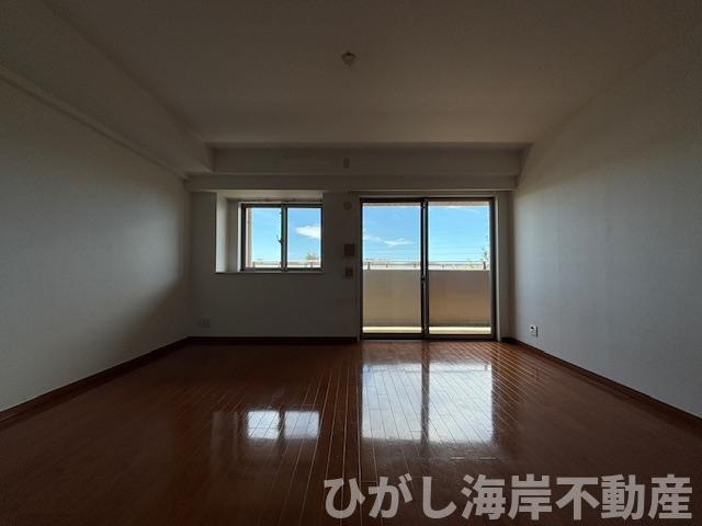 カインドステージ湘南辻堂の居間・リビング|南向きワイドサッシ！明るさあふれるリビング