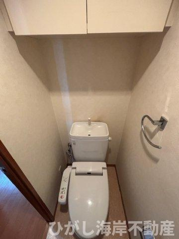 カインドステージ湘南辻堂のトイレ|収納も便利！吊戸棚付きの洗浄機能トイレ