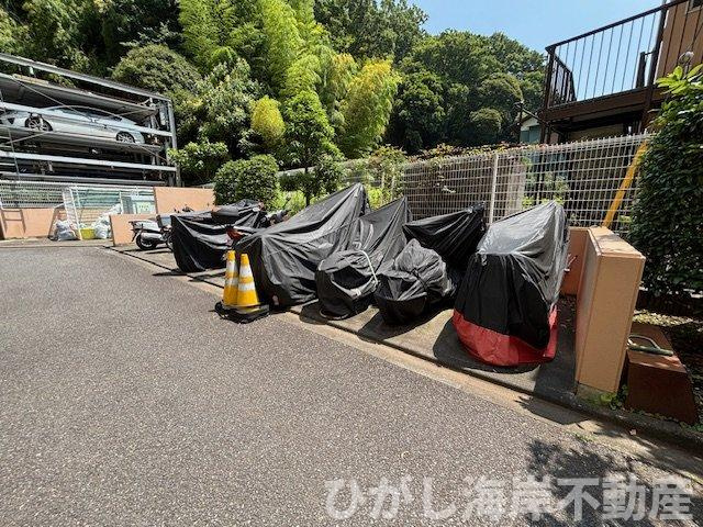 カインドステージ湘南辻堂の駐車場|敷地内バイク置場あり！安心の駐輪スペース