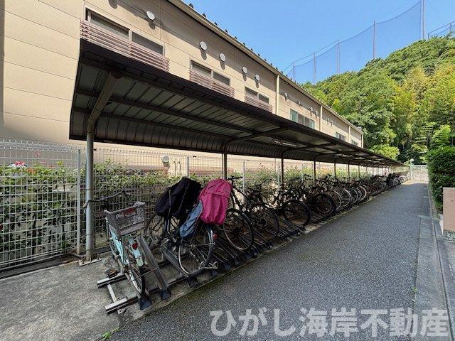 カインドステージ湘南辻堂の駐輪場|屋根付き駐輪場！雨の日も安心の保管スペース