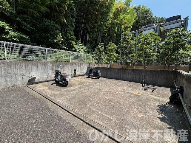 カインドステージ湘南辻堂の中庭|広々としたバイク置場！敷地内で安心管理