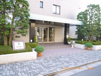 【エントランス】 | タイル敷きのとても開放感あるエントランスです。