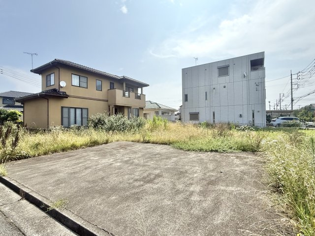 【中古戸建】前橋市六供町2丁目の庭|■お庭｜駐車●台可の広々としたカースペースです。ご家族分と、来客用にもご使用いただけます☆