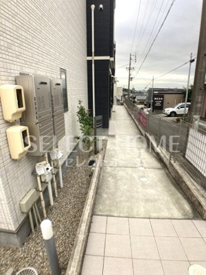 【エントランス】 | ゴールドコート | 清潔なエントランスです
