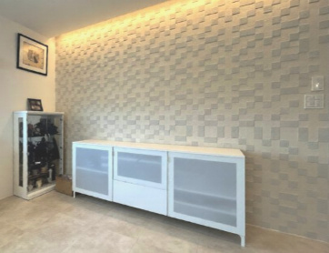 和泉市伏屋町4丁目戸建の居間・リビング|リビングの壁面エコカラット