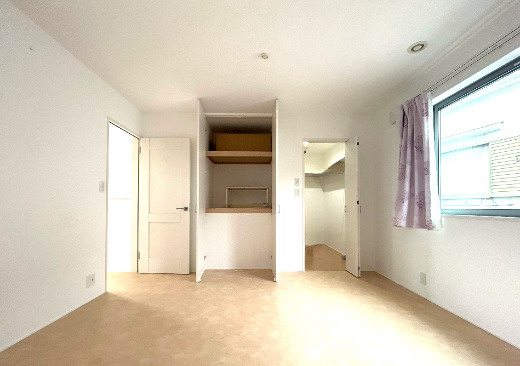 和泉市伏屋町4丁目戸建の洋室|収納充実してます！
