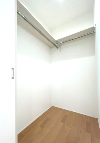 和泉市伏屋町4丁目戸建の収納|6.5帖洋室に付随するウォークインクローゼット