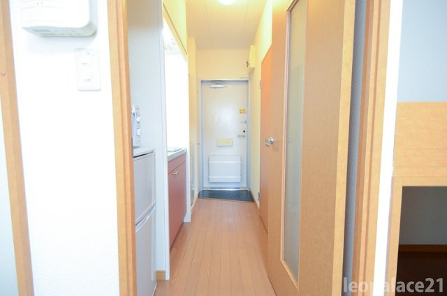 レオパレス西京の玄関