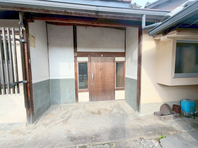 奈良市中町戸建ての玄関