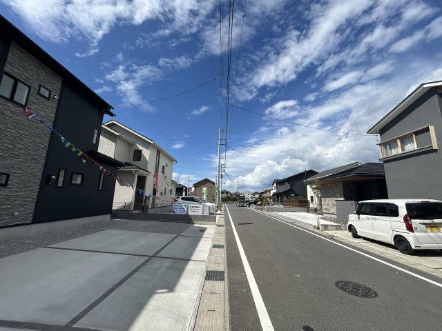 新築　前橋市後家町　Blooming　Garden　2号棟の前面道路含む現地写真|現地写真　北側接道幅員約6ｍ