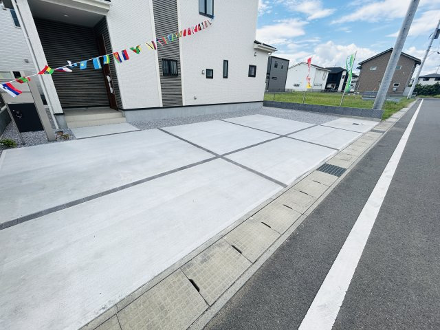 新築　前橋市後家町　Blooming　Garden　2号棟の駐車場|現地写真　駐車スペースは並列3台分可能です！
