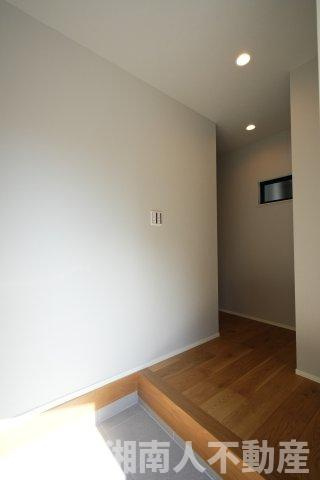 藤沢市川名１丁目１新築戸建の玄関|落ち着いた玄関です