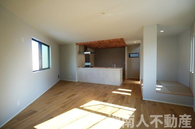 藤沢市川名１丁目１新築戸建の居間・リビング|こちらの居間で趣味の時間をお楽しみください