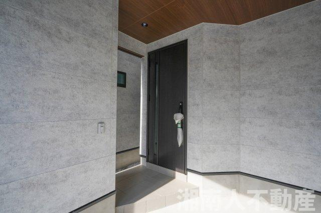 藤沢市川名１丁目１新築戸建の玄関|落ち着いた玄関です