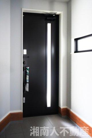 藤沢市川名１丁目１新築戸建の玄関|収納もある玄関です