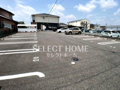 【駐車場】 | サンタプレイス日名 | 車をお持ちの方に嬉しい駐車場付きの物件です