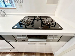 多数の調理器具を同時に使用でき、料理の効率化が可能。省エネで節約になり、様々な料理スタイルに適応できます。また、火力調整が独立しており、手入れや掃除もしやすく、今よりもっとお料理が楽しくなるかも。