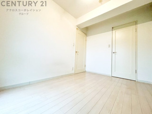 寝室…リラックスできるプライベート空間で、快適な睡眠をサポート。個人の好みに合わせたインテリアや寝具で心地良さを追求。プライベートな時間を過ごし、リフレッシュする場所におすすめです。