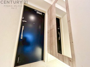 大きな玄関収納付きの玄関です　家族皆様の履物をしっかり収納できます　姿見付きでお出かけ前の身だしなみチェックに便利です