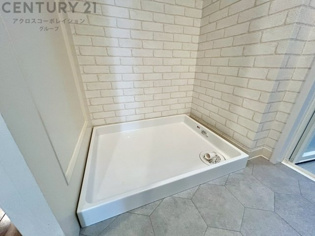 洗濯物の仕分け作業がしやすく、整理整頓が容易になります。洗濯音や湿気を他の部屋に持ち込まず、生活環境を快適に保ちます。上部を活用すれば収納スペースを確保でき洗剤や洗濯用品の整理もしやすくなります。