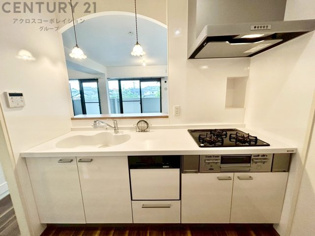 使いやすさを兼ね備えた対面式システムキッチンは、効率的な作業スペースを提供し、家族やゲストとのコミュニケーションを促進します。