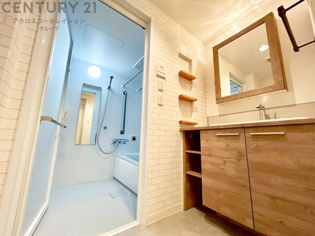 衣服の収納や脱ぎ着や整理整頓がしやすく、湿った衣類を乾燥させるスペースがありカビや臭いの発生を防ぎます。床の汚れを他の部屋に持ち込まず清潔を保つことができます。また快適な入浴環境の整備にも役立ちます。