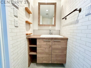 化粧品や洗顔料、歯ブラシなどの必需品をまとめて置ける収納スペースがあり、使用するたびに取り出す手間が省けます。また、水回りのため、濡れても大丈夫な素材が使用されており、お手入れが簡単です。