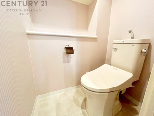 温水洗浄便座付トイレは温水洗浄機能により、暖かい水でおしりを洗浄することができ、冷たい水を使う従来の便座に比べ、温水洗浄機能で暖かいトイレを提供し、快適な使用を可能にします。