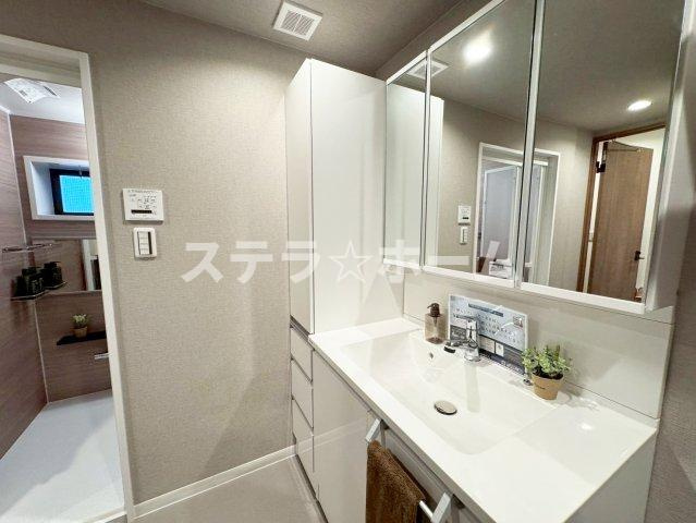 星和プラネタウン千里南第3期　A棟の独立洗面台|独立洗面台、小物を置くことができて便利です