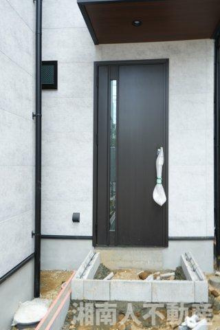 藤沢市川名１丁目１新築戸建の玄関|ゆったりとした玄関です