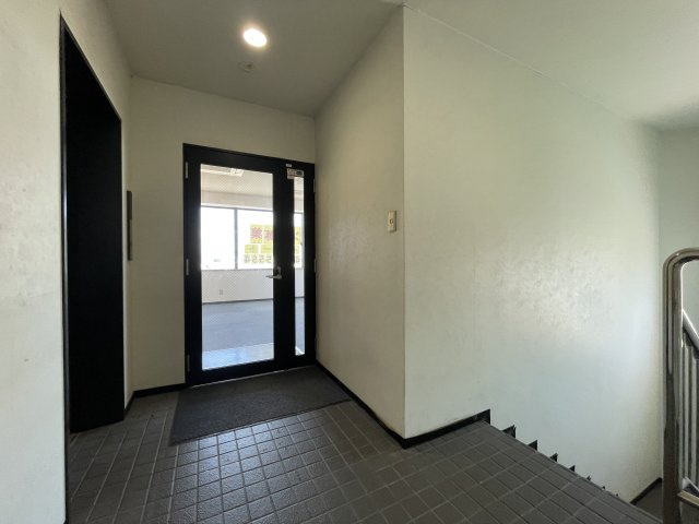 登竜ビルの玄関