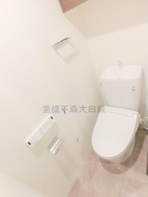 LUMEEDルミード蒲田南のトイレ|吊戸棚と温水洗浄便座付きトイレ