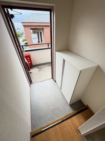 藤マンション大洲の玄関